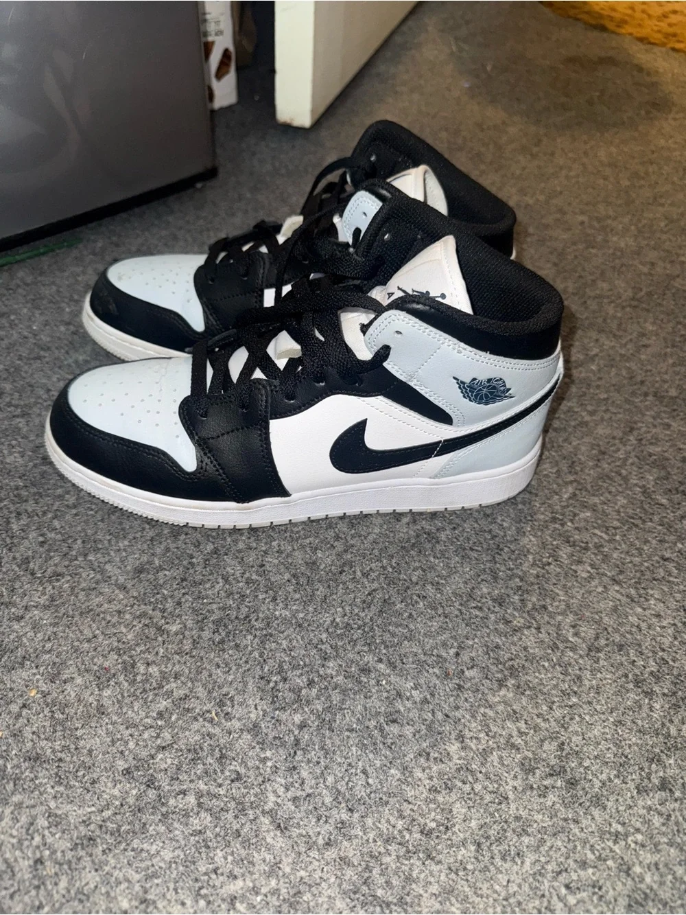 Nike Air Jordan 1 Mid - Black & White